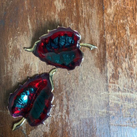 Vintage enamel leaf goldtone earrings - Picture 4 of 9